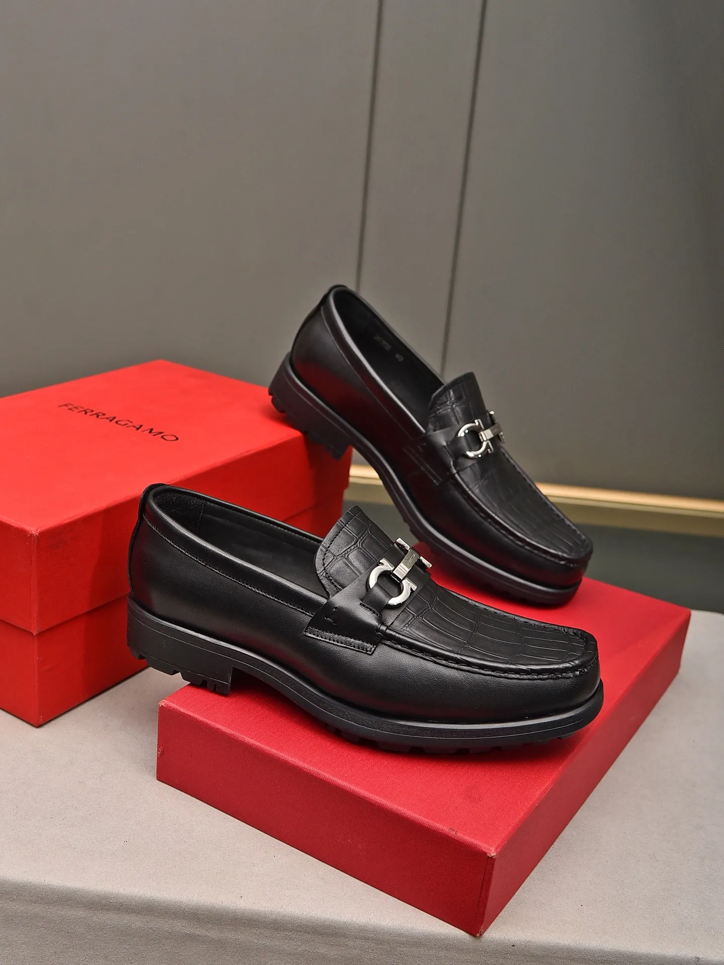 Men's shoes 💰: 500 Brand: Ferragamo Size: Men's size 38/44 (45 can be customized) Grade: Same style as the official website High-end quality men's shoes Material: Original first-layer calfskin Water-dyed cowhide lining Original outsole Style categories: Men's fashionable formal business casual leather shoes Slip-on men's shoes high-top series Young fashion European and American trends British style Casual matching Comfortable feet